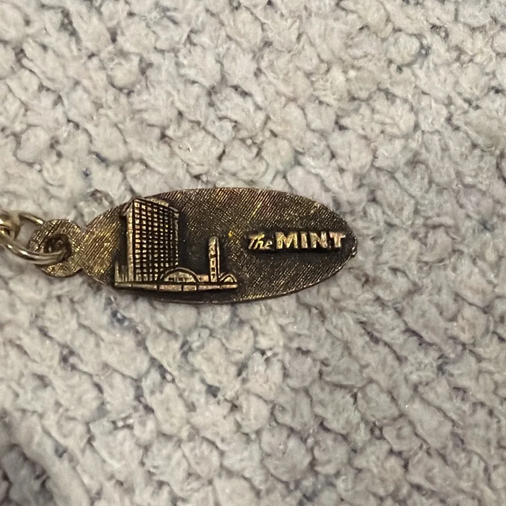 Vtg 70s The Mint Las Vegas Hotel Casino Gambling Gold tone Metal Keychain RARE‎